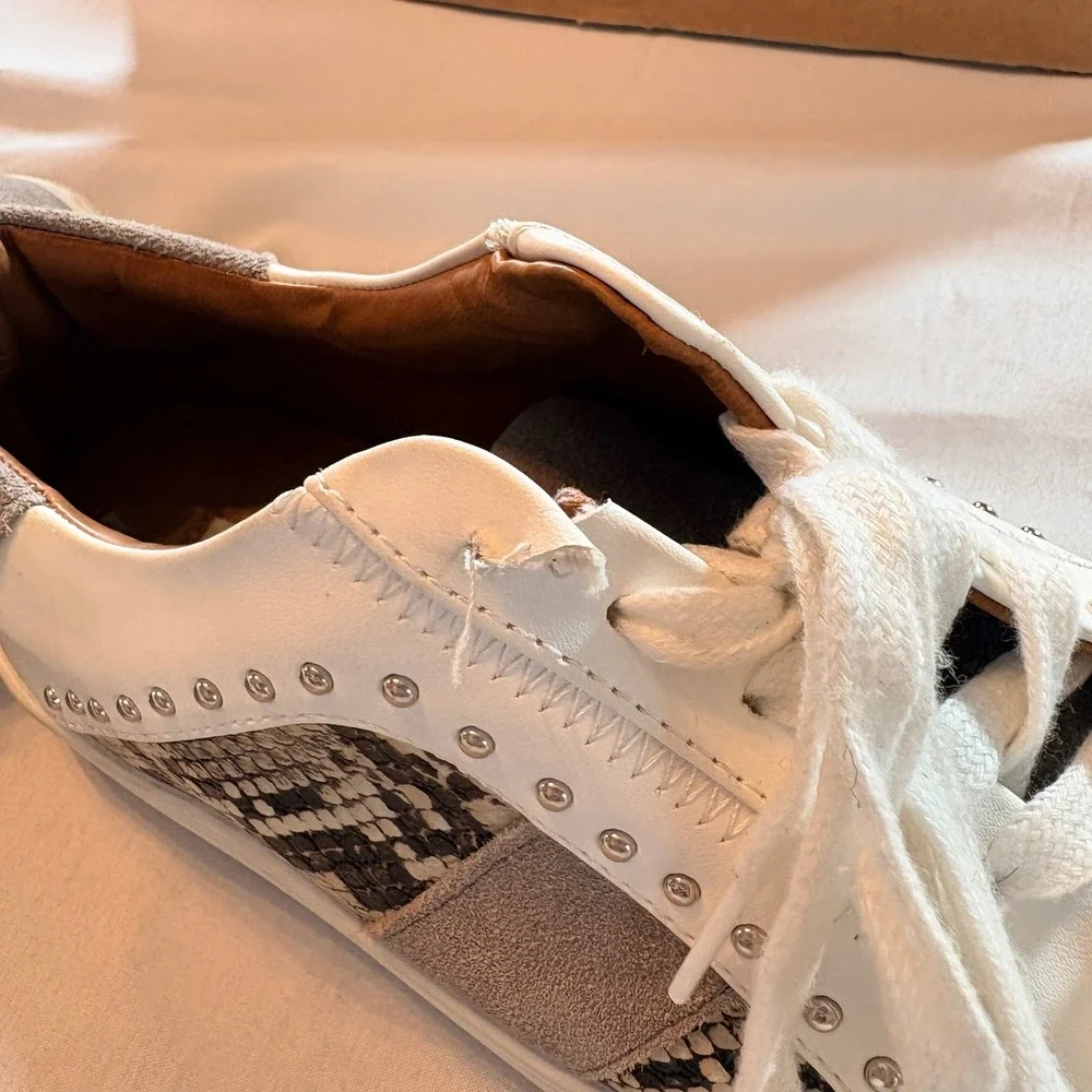 Steve Madden Annita Sneakers Womens 8 White Snakeskin Studded Leather Low Top